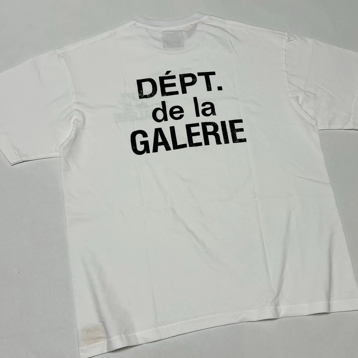 GALLERY DEPT. CLASSIC FRENCH TEE Classic French TEE White S-XL This time the return of the classic French Tee follows the newly replenished version of the official website. The printing is mottled and distressed. The main label/wash water label/code number label are also updated. The old style is newly made and the quality is increased.